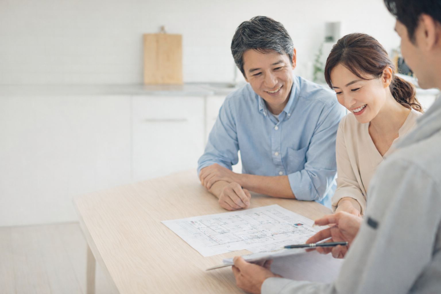 リフォームの相談をしているご夫婦と担当者